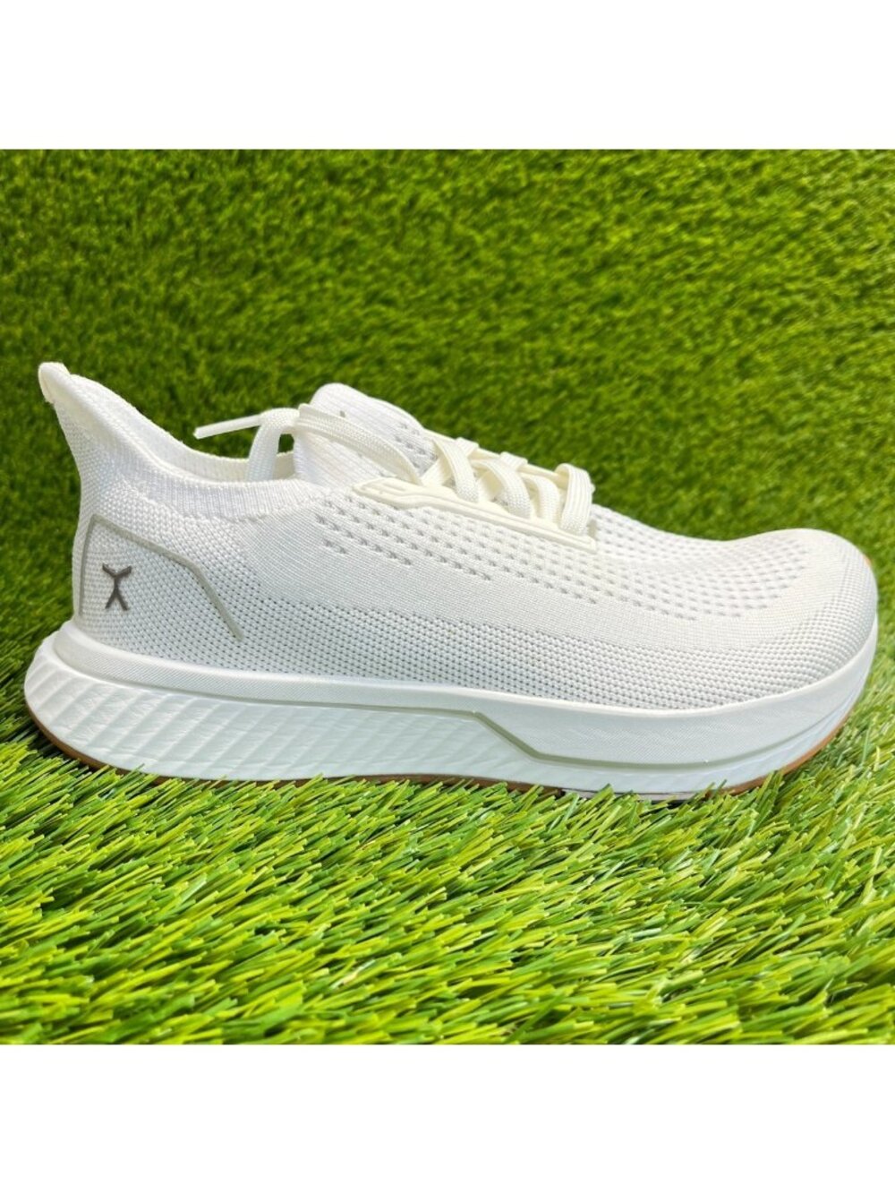 Flux Adapt Runner White Gum Womens Size 6.5 Running Athletic Walking Knit Shoes